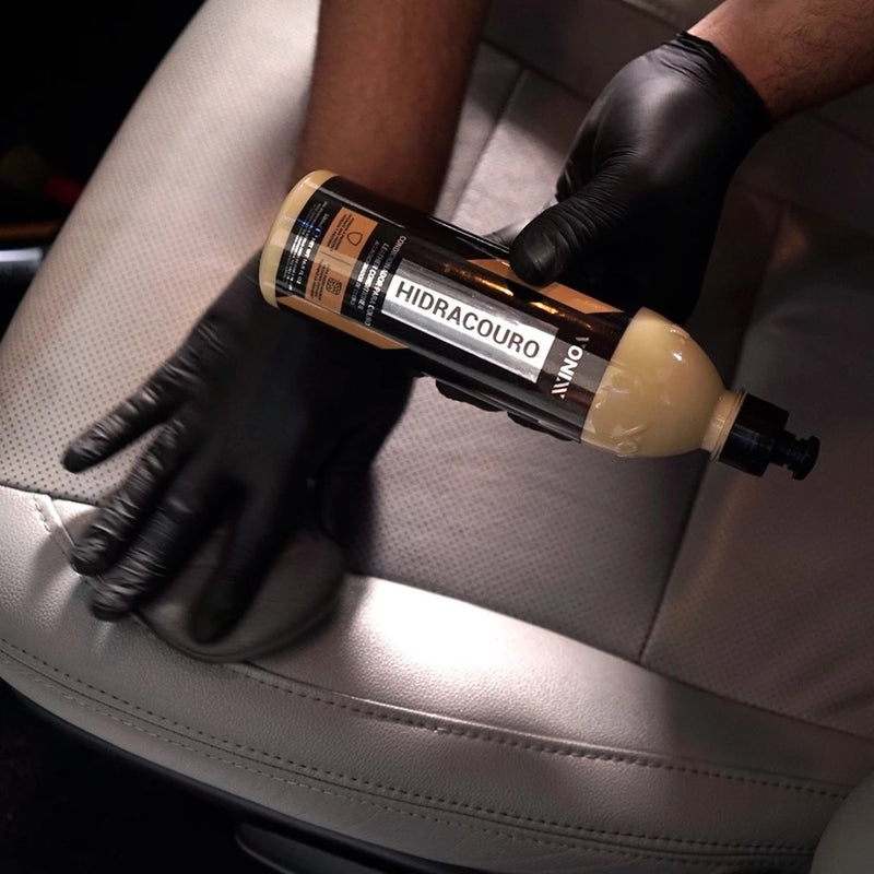 Aplicação do limpador Vonixx Higicouro em banco de couro claro