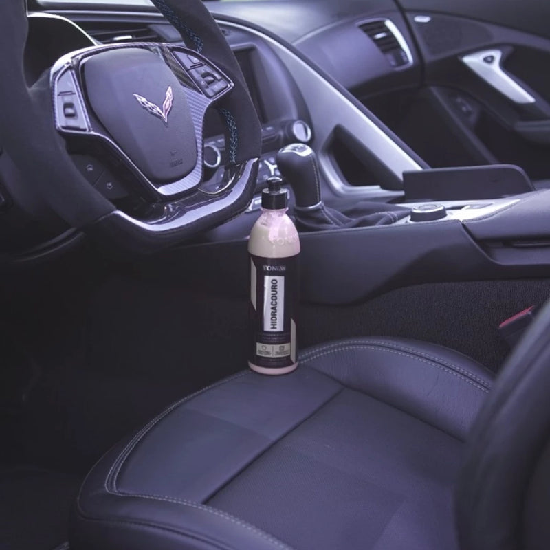 Aplicação do condicionador Vonixx Hidracouro em couro escuro