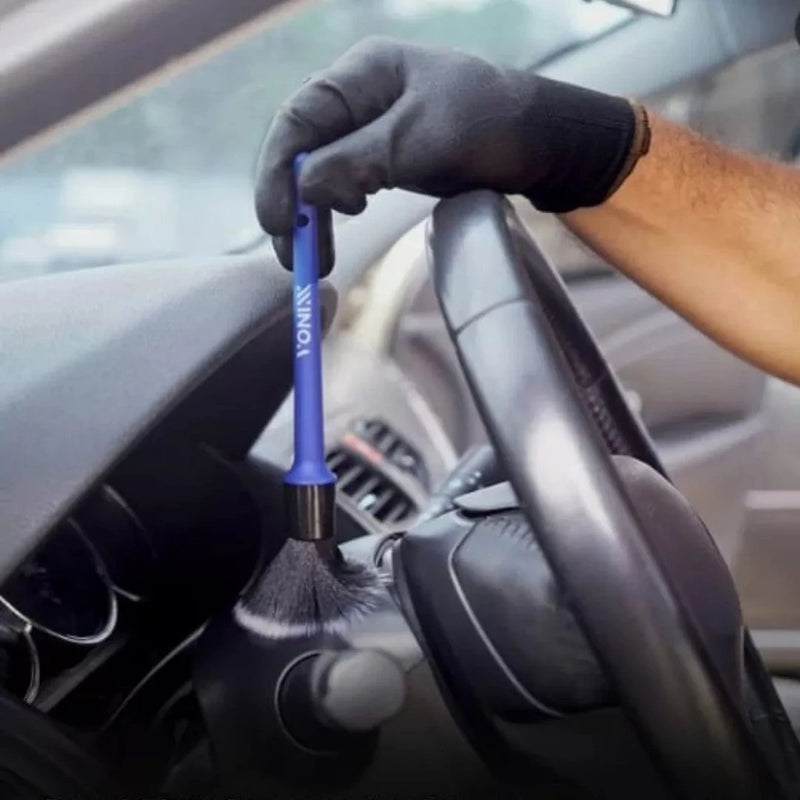 Pincel Vonixx limpando painel e volante de carro