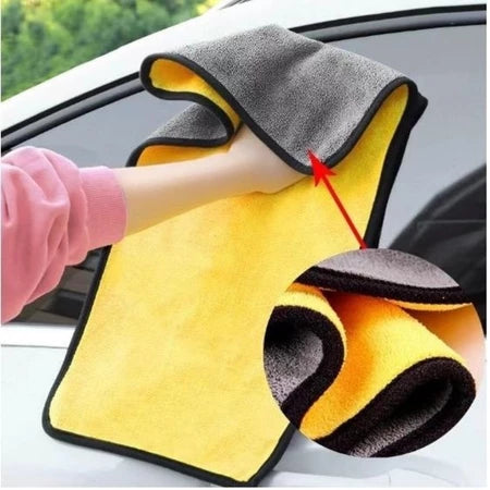 Microfibra premium removendo resíduos e secando vidro automotivo