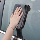 Microfibra premium removendo resíduos e secando vidro automotivo